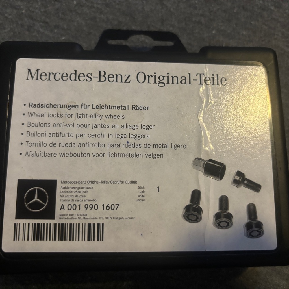 NEW  Wheel Lock Set - Black  NEW